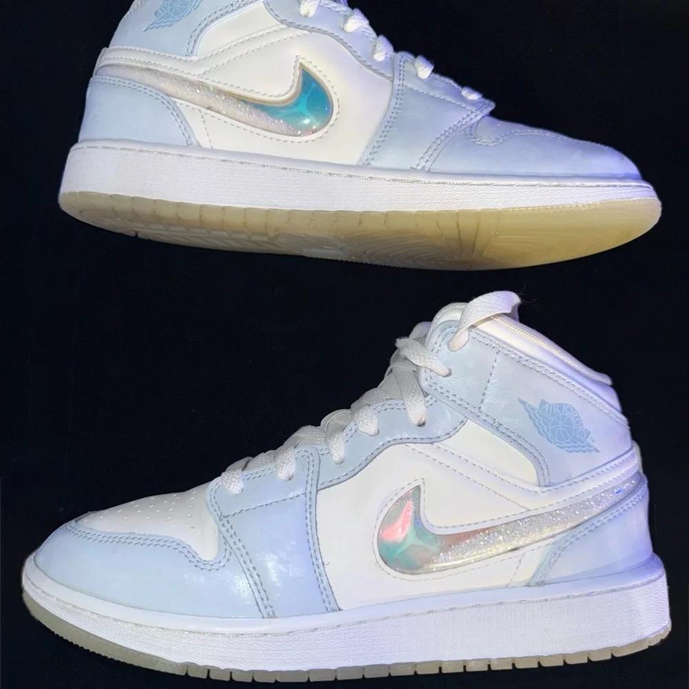 Nike Air Jordan 1 Mid Glitter Swoosh Ice Blue White Kids FQ9117-400 - Picture 1 of 8